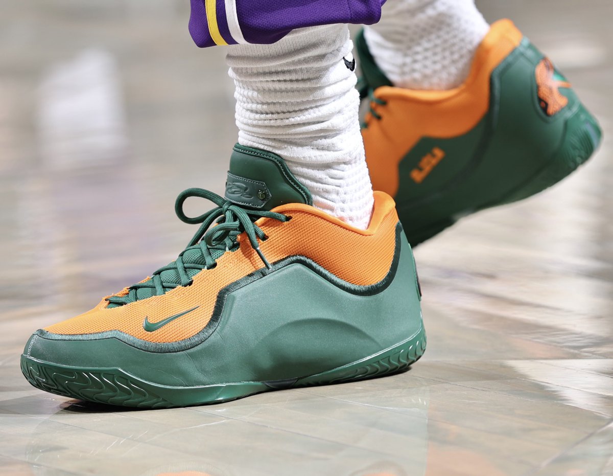what shoes is lebron james wearing tonight