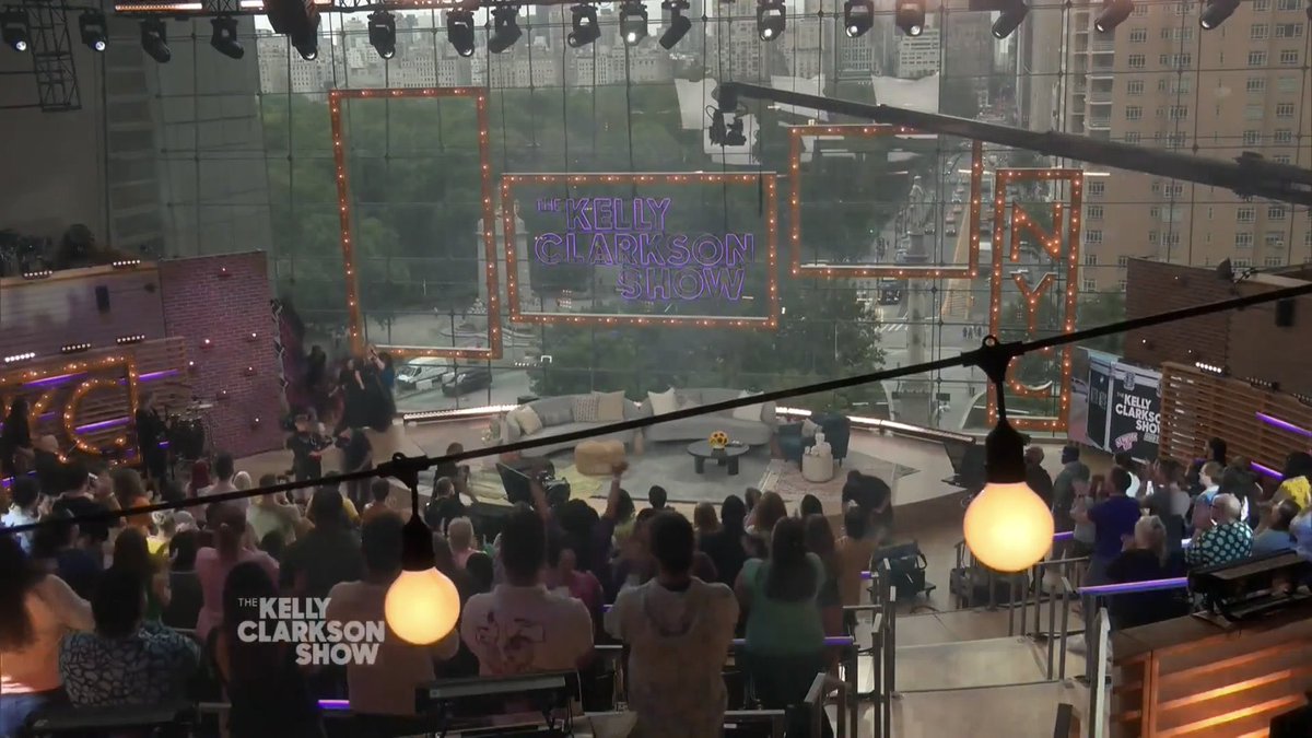 anialates's tweet photo. the kelly clarkson show finale should be here https://t.co/l2xaUDL4dP