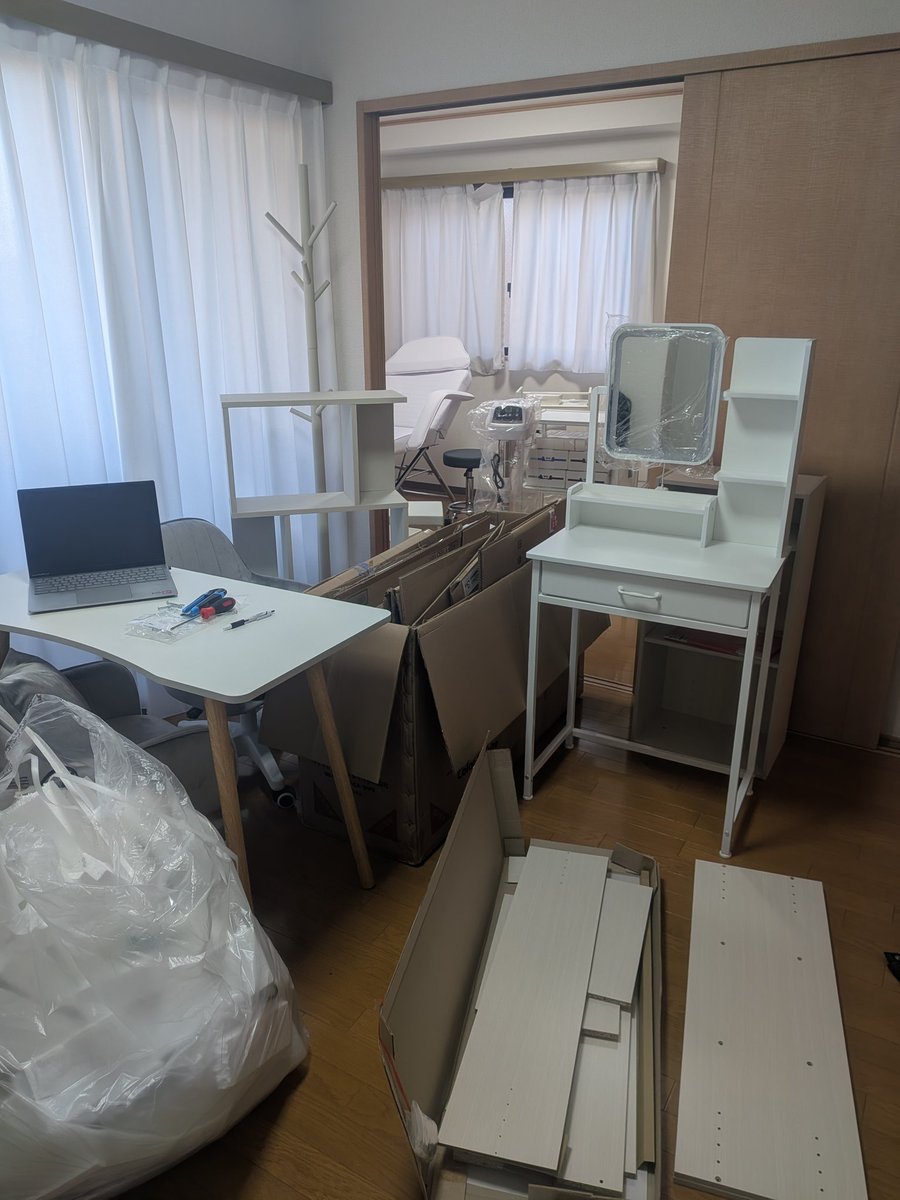 gorinkai_8's tweet photo. 3月にオープンする、新規事業の『ニキビ研究所　浦和店』の開設準備中。物品の組立もあと少し…やり切るぞと1人で活入れてます。

『医療』『介護』『福祉』職種の方で、4月に向け転職をお考えの方、スタッフ募集中です！
https://t.co/wC1yVhwugS https://t.co/xs1L8JQtrS
