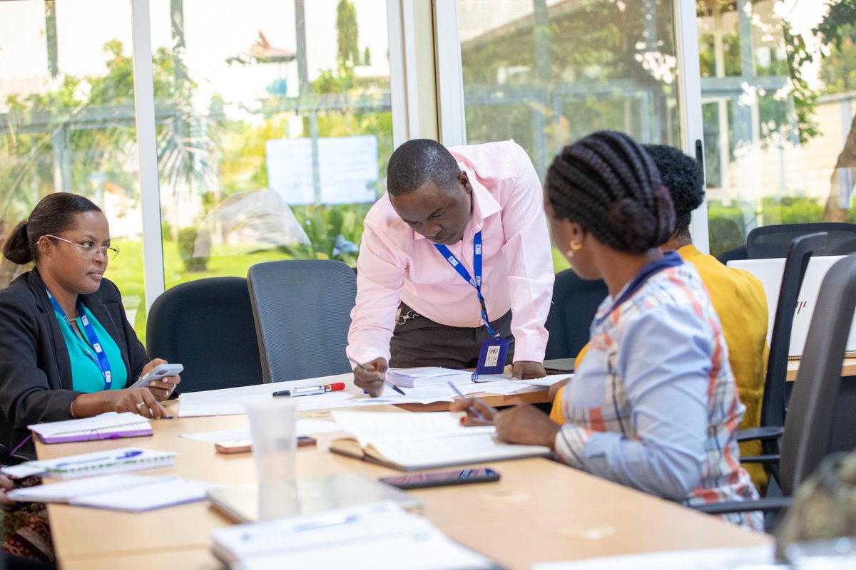 PNUDBurundi's tweet photo. Le SecrĂ©taire permanent du @Bmineagrie, Emmanuel Niyungeko : "Je fĂ©licite lâensemble des partenaires pour leur engagement et leur collaboration. Jâappelle Ă des contributions renforcĂ©es afin dâaboutir Ă un document final de qualitĂ©, qui sera validĂ© et soumis en juin". #ODD9 https://t.co/hhERUekVzR