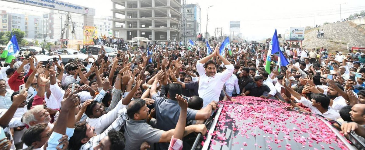 pokiri45's tweet photo. YS Jagan Mohan Reddy గారి వెంట గుంటూరుకు భారీగా కదిలిన జన సునామి

#YSRCP https://t.co/tvU7voJtdV
