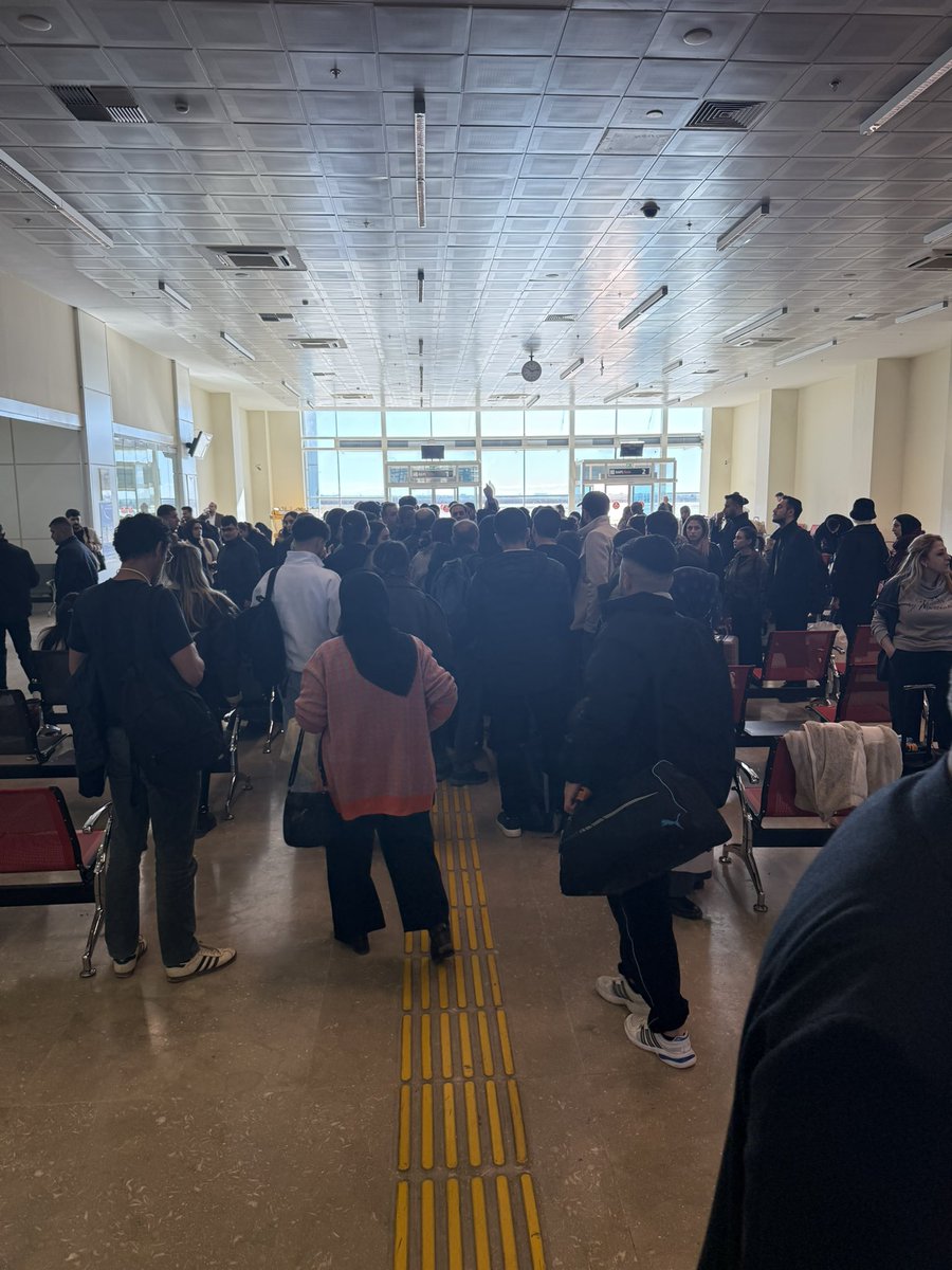 mahsum1547's tweet photo. Böyle rezillik olmaz  ! Mardin’den ilk önce gecikme bilgisi geldi sonra Mardin’den Diyarbakır’a bizi transfer ediyorlar  Diyarbakır Havalimanı’ndan bize uçağa bindireceklermiş bu  yetişmemiz Hereken fuarımız var  !! @ucurbenipegasus @flymepegasus https://t.co/4NNY6s6Q0V