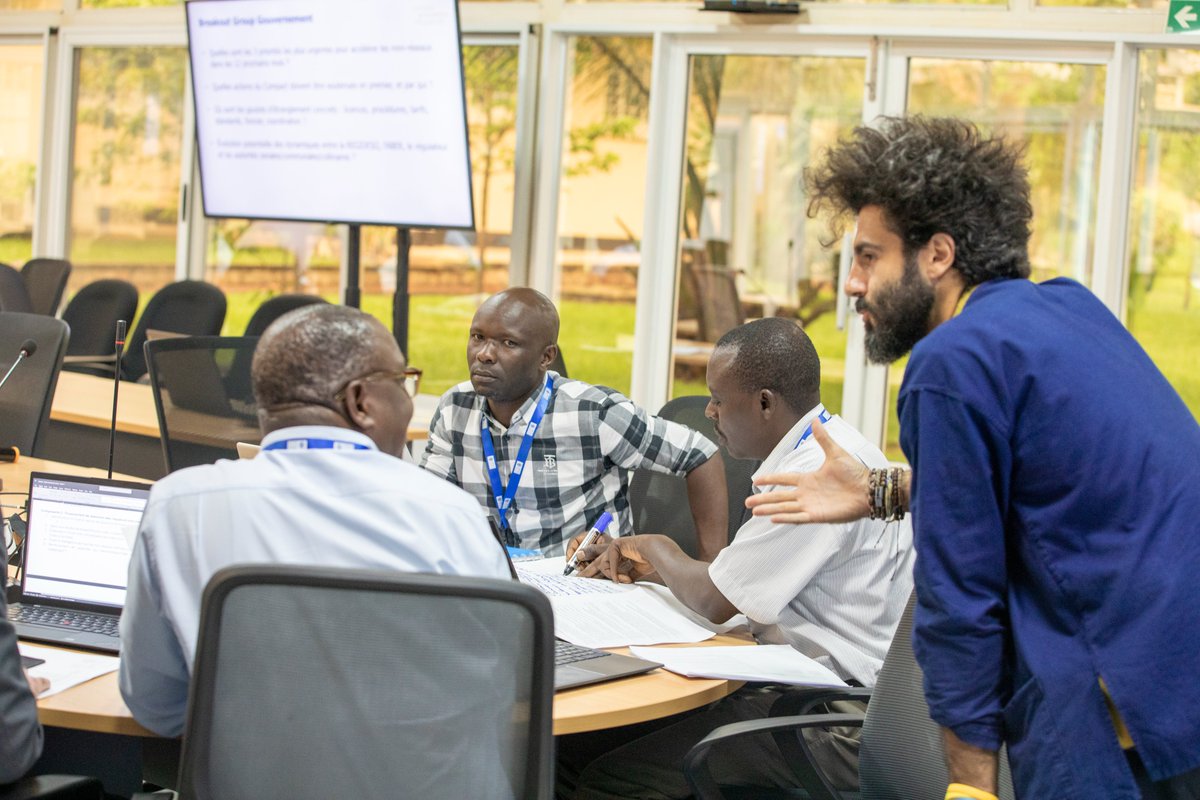 PNUDBurundi's tweet photo. Le SecrĂ©taire permanent du @Bmineagrie, Emmanuel Niyungeko : "Je fĂ©licite lâensemble des partenaires pour leur engagement et leur collaboration. Jâappelle Ă des contributions renforcĂ©es afin dâaboutir Ă un document final de qualitĂ©, qui sera validĂ© et soumis en juin". #ODD9 https://t.co/hhERUekVzR