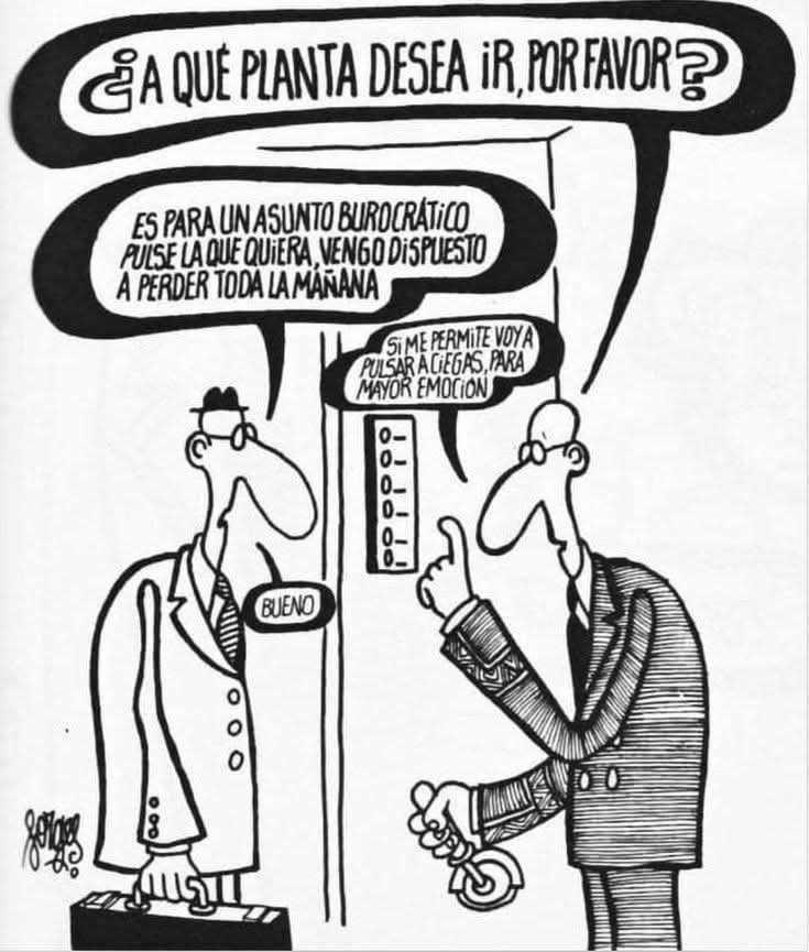Abogado llegando a los nuevos tribunales de instancia con la intención de encontrar a un funcionario que le informe del estado de una causa.
