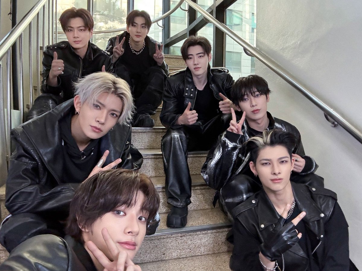 jakeforita's tweet image. jake and his never ending "me and the girls" type of pics again