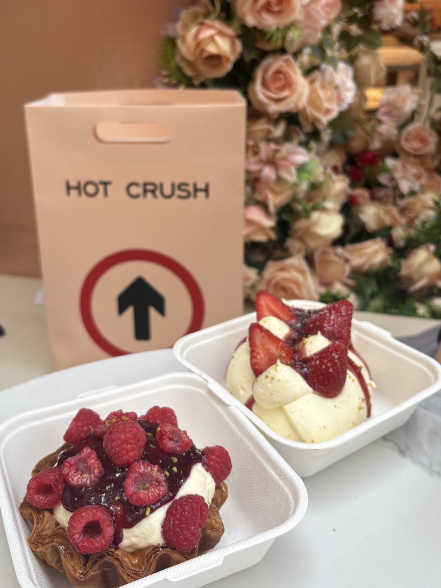 imari620888's tweet photo. いつも並んでるパビリオンブキビンに最近出来たカフェ「HOT CRUSH」に行ってきました☕
パイ生地がサクサクでとても美味しかったけど、個人的にはかなり甘かった！ずっと行ってみたかったし、ピンクのバラで囲まれた空間が可愛かったです🌹 https://t.co/5ldTsyv7Q6