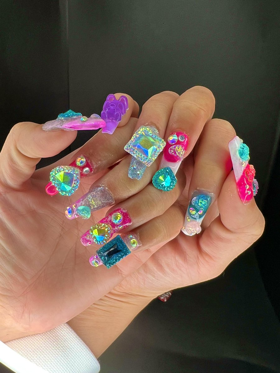 American_COC0A's tweet photo. X全く見る機会がない😂
毎日幸せくん❤️🧡💛💚🩵💙💜🩷
一枚目��加工無理すぎて無加工で盛れた
2枚目　セボンスターネイル💅🏽
3枚目　大親友(ほぼ家族)と🌈🌴
4枚目　本物ギャル3人で集結🤟🏾

あー毎日本当に幸せすぎておすそ分けしたいまん🥰 https://t.co/tLk3kZZsk7