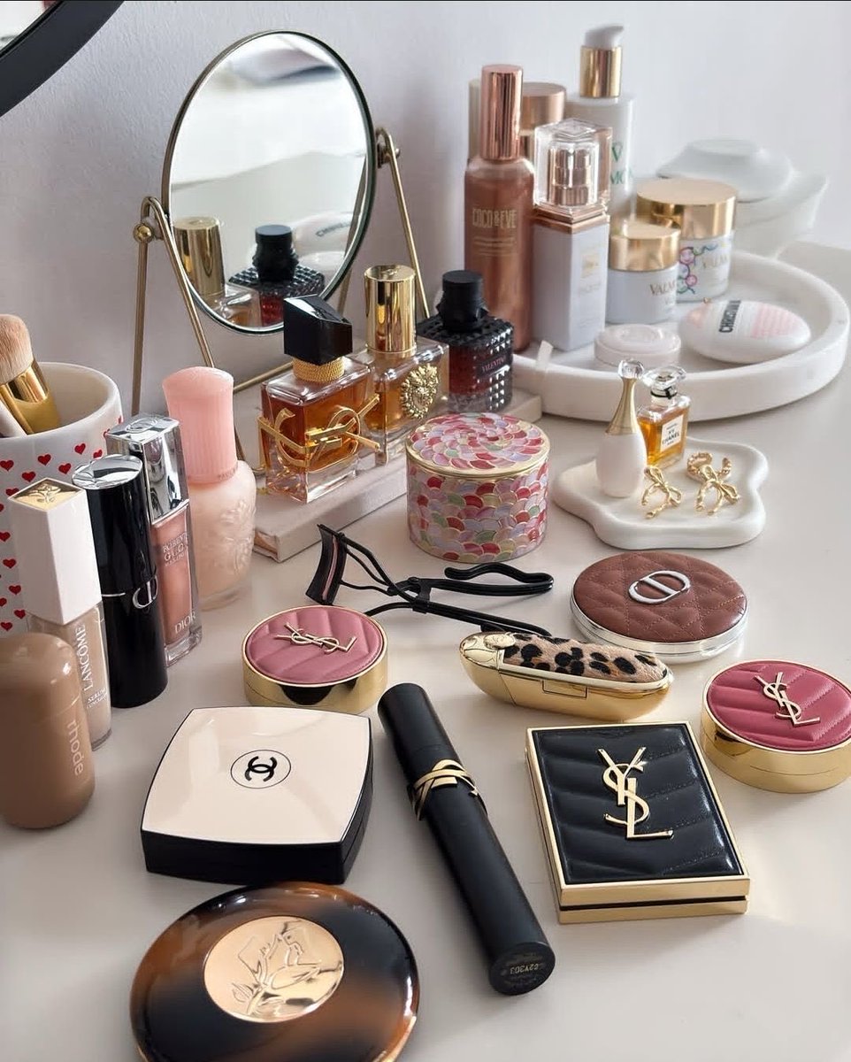 MakeupTrendzs's tweet photo. Girl Essentials🎀💋💄
-Skin Tint
-Powder
-Lip Gloss & Liner
-Blush
-Mascara
#makeupfavs #essentials #makeuptrends https://t.co/LuDFAzbzuC