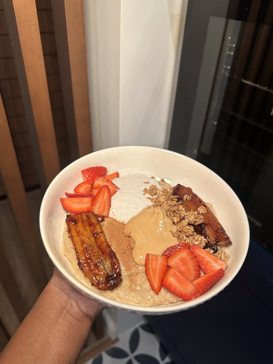 zaecamara's tweet photo. Meals I’ve made recently as someone who’s prioritizing high protein, moderate carbs &amp; mindful eating 👩🏾‍🍳🫡 

Photo 1: Oatmeal with strawberries, sf vanilla yogurt, sf peanut butter, carmelized bananas. 
Photo 2: A bed of sweet potato mash, green beans, jerk chicken bites https://t.co/LJo7Esd9La