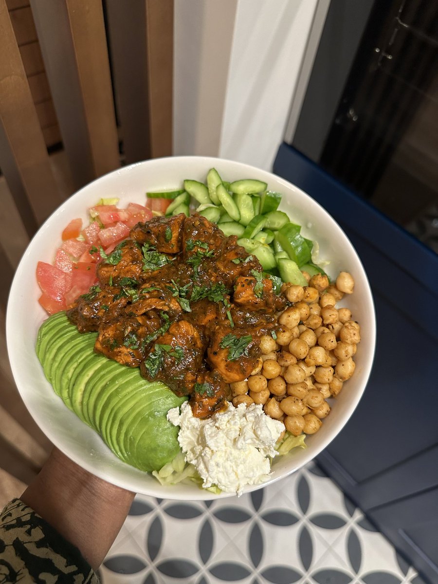 zaecamara's tweet photo. Meals I’ve made recently as someone who’s prioritizing high protein, moderate carbs &amp; mindful eating 👩🏾‍🍳🫡 

Photo 1: Oatmeal with strawberries, sf vanilla yogurt, sf peanut butter, carmelized bananas. 
Photo 2: A bed of sweet potato mash, green beans, jerk chicken bites https://t.co/LJo7Esd9La
