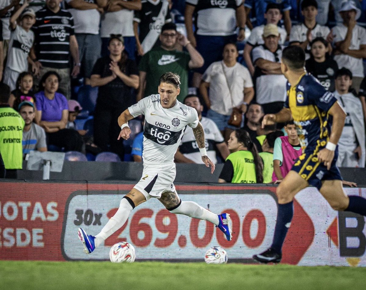 Bentaberry17's tweet photo. Feliz por mi debut y Orgulloso de vestir estos colores 🤍🖤 Vamos por más, Juntos siempre . #Vamosss @elClubOlimpia https://t.co/Xp53IBpAO1
