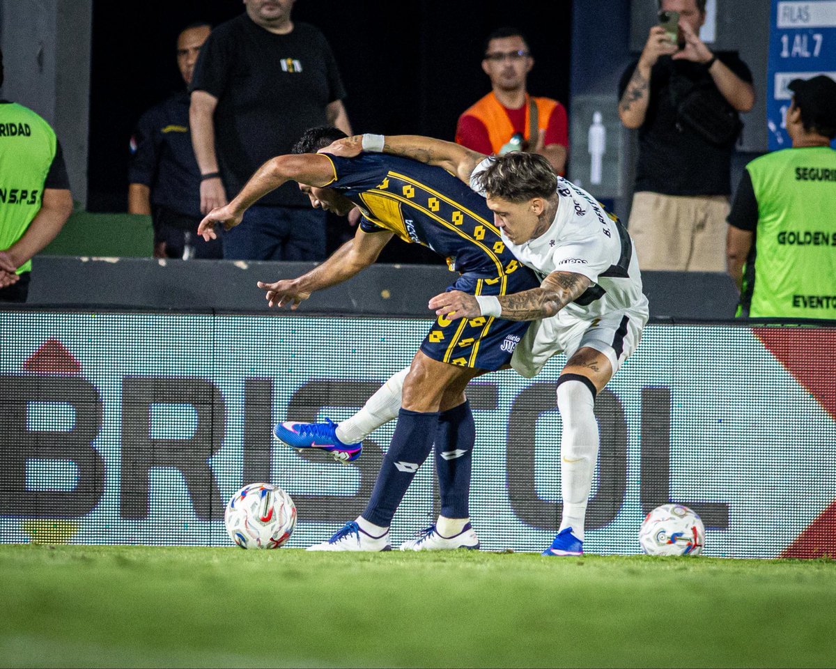 Bentaberry17's tweet photo. Feliz por mi debut y Orgulloso de vestir estos colores 🤍🖤 Vamos por más, Juntos siempre . #Vamosss @elClubOlimpia https://t.co/Xp53IBpAO1