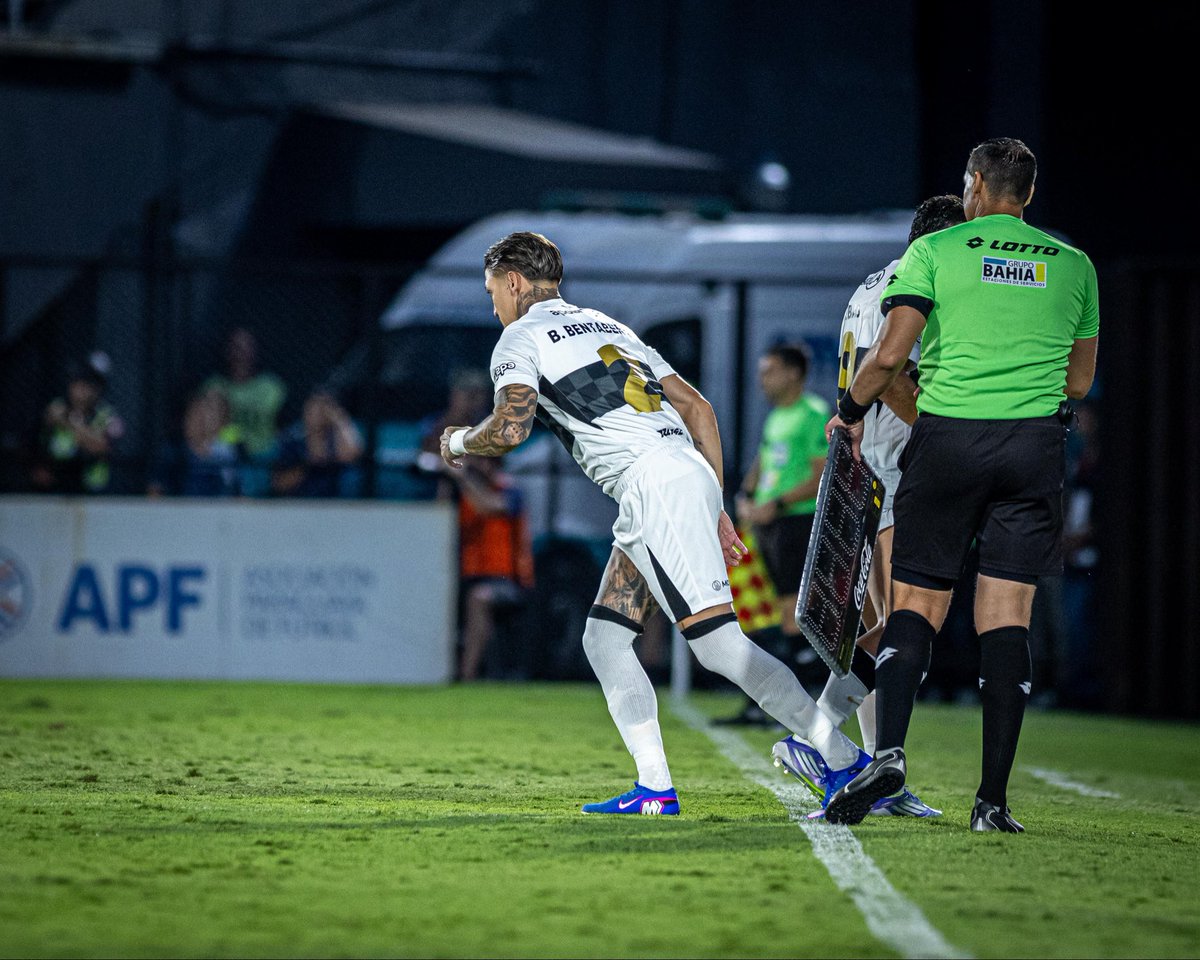 Bentaberry17's tweet photo. Feliz por mi debut y Orgulloso de vestir estos colores 🤍🖤 Vamos por más, Juntos siempre . #Vamosss @elClubOlimpia https://t.co/Xp53IBpAO1