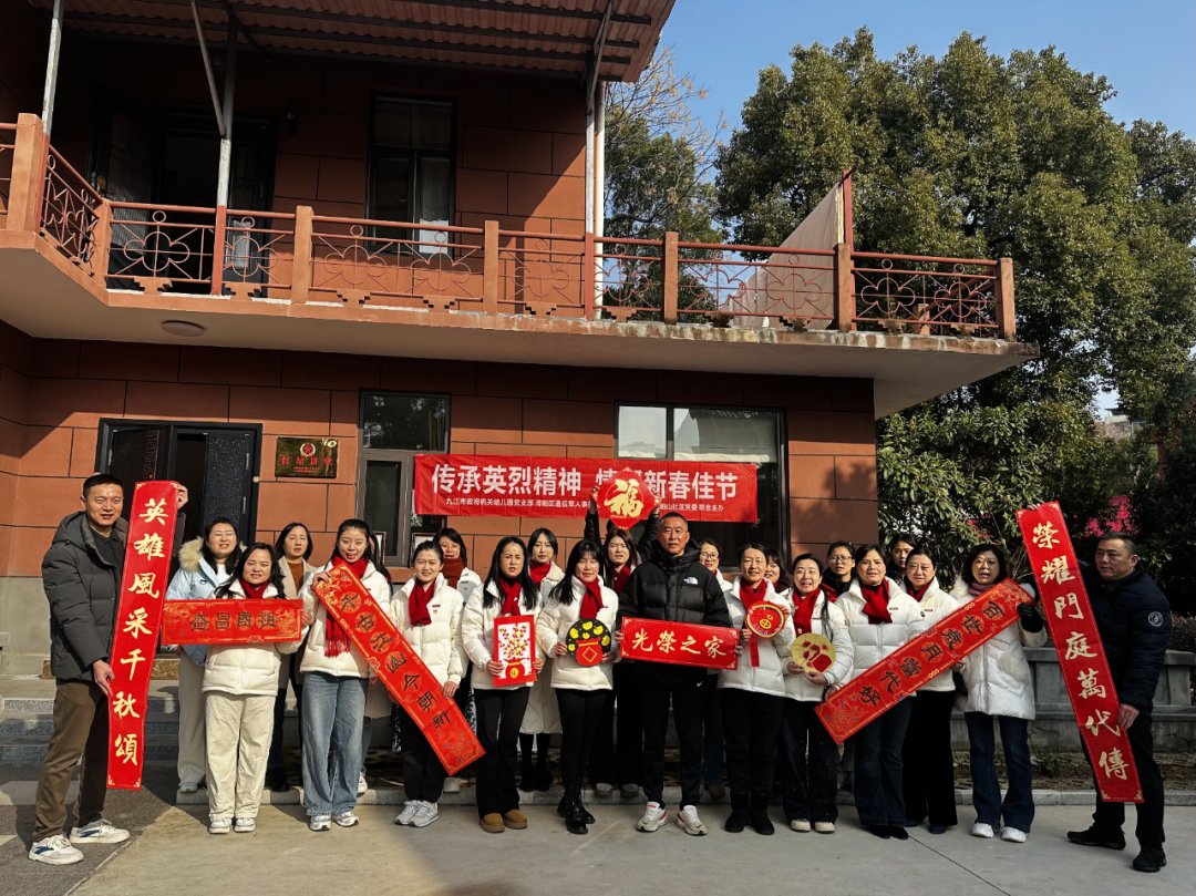 ningxing2021's tweet photo. "红日升在东方 其大道满霞光 我何其幸 生于你怀 承一脉血流淌.......”冬日暖阳洒满浔阳区烈属周安军家的小院。 https://t.co/jjcDRKZPjK