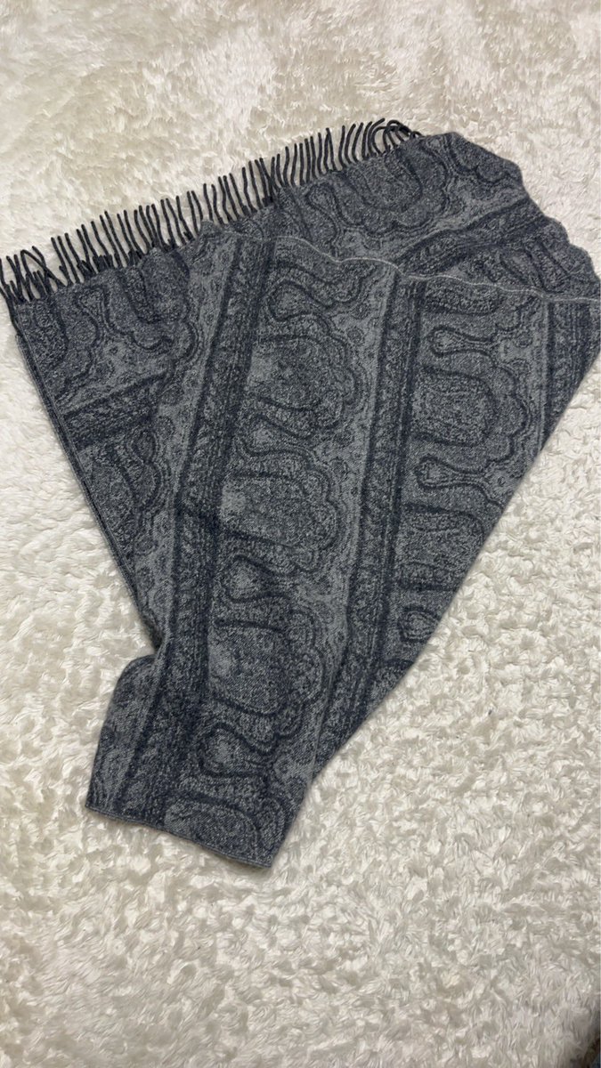 Kayo_Chaaaco's tweet image. 1月31日
イベント後に見つけたお忘れ物です！
ショールは客席後方のテーブルの下の棚、
腕時計は楽屋の棚に有りました！

お心当たりがある方はご連絡下さい。
よろしくお願いします🙇‍♀️

#小岩オルフェウス 
#LadyOfLegend
#RallyOfLegend
#MillionStar