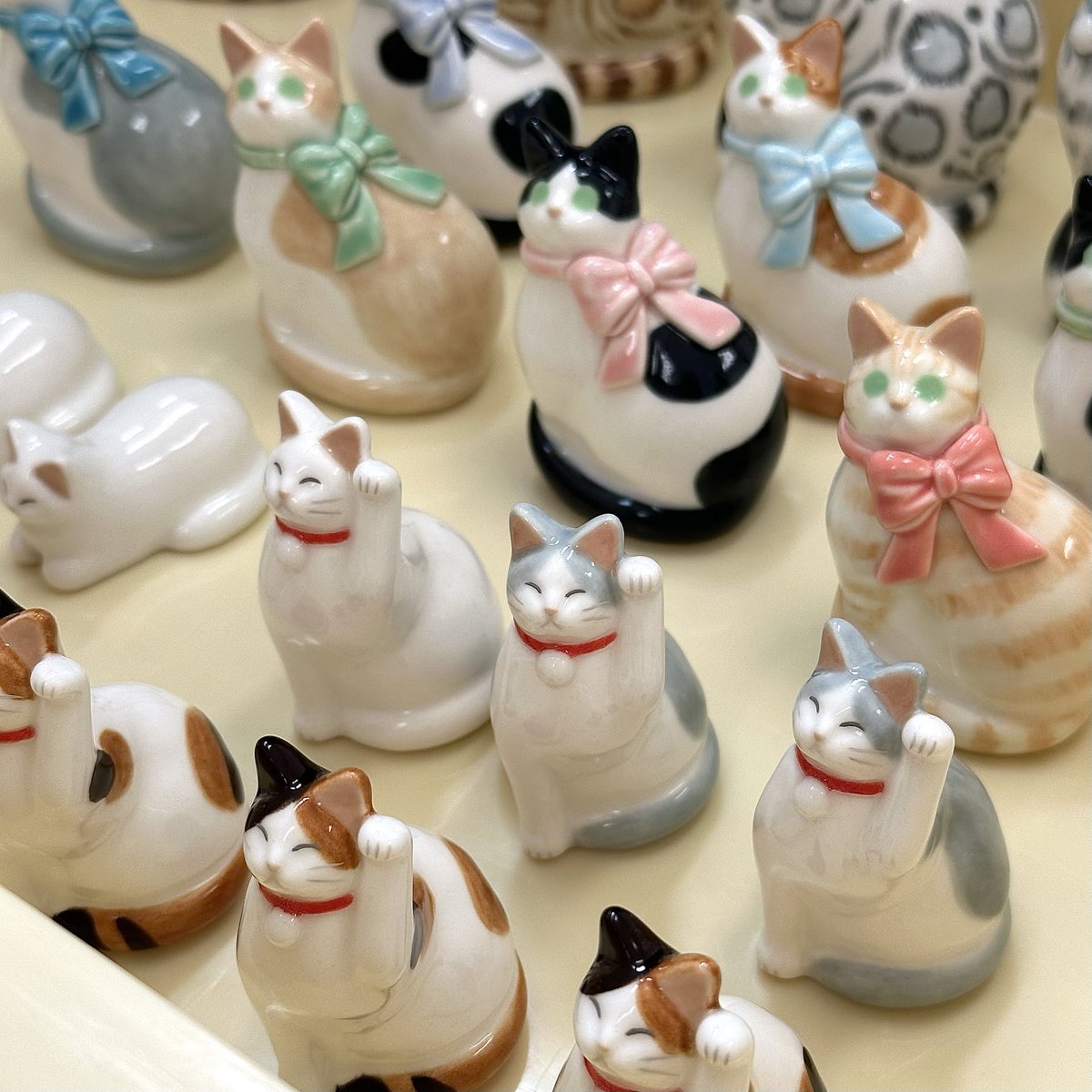 サインとお顔を描いていきます。
完成まであと少し！
最後の焼成がうまくいきますように…