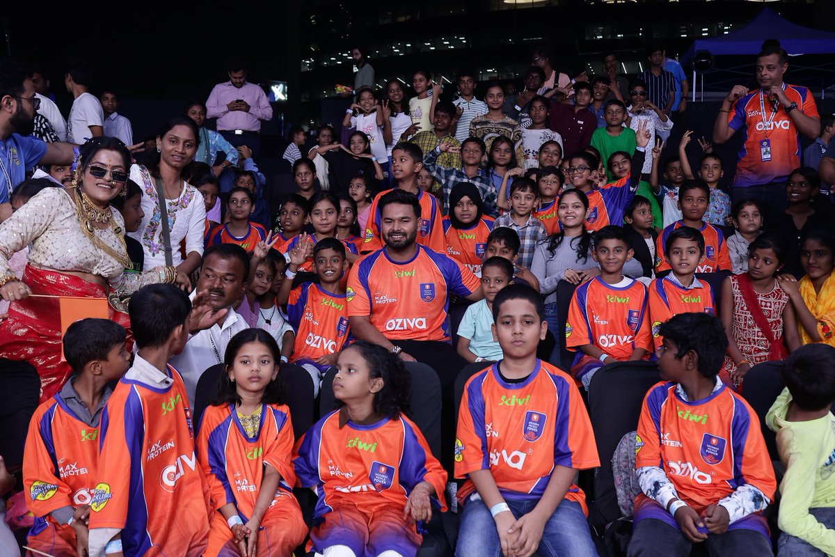 CricCrazyJohns's tweet photo. Co-owner of Mumbai Pickle Power team, Rishabh Pant with young fans. 🧡 https://t.co/f0fB9RcJ4I