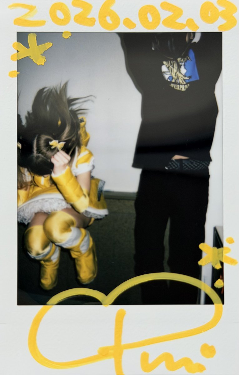 ツーショ何撮ろう、久々にジャンプでもしようって撮ったらまた半分マミられた件。ぷりんさん…それ、跳んでます…？🤔 #チェキプリィィィ