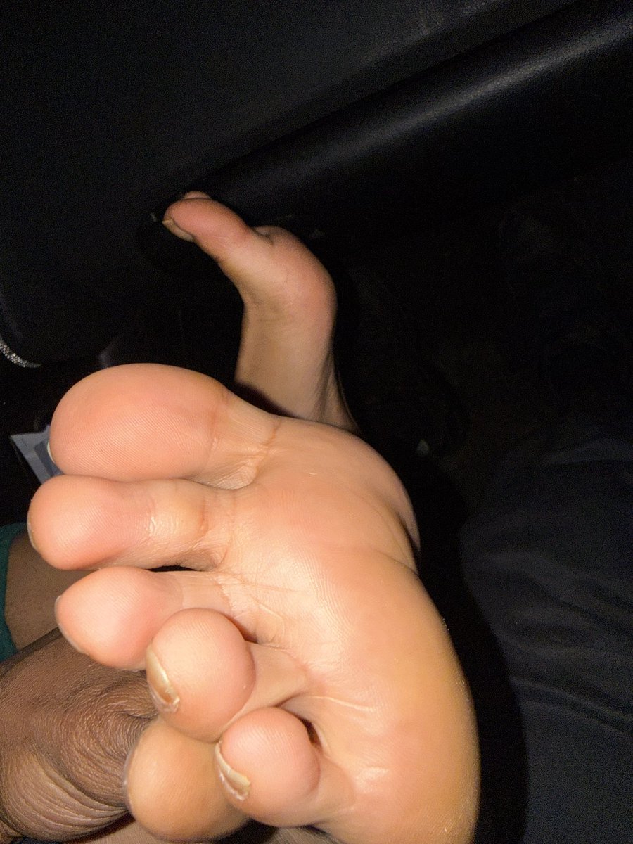MykelJamison's tweet photo. She tryin join the community. Scale of 1-10 I give her a 7.5. They can use a pedi which I’m taking care of. But the smell was everything straight from uggs. Like this jawn up so she can see the potential. Size 10 age 27 https://t.co/e1gA5h36Na