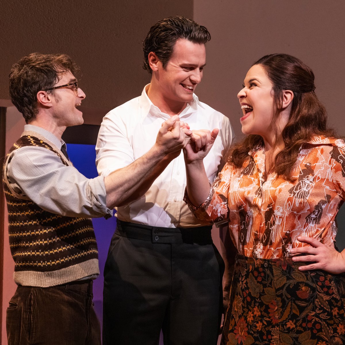 SonyPicsAtHome's tweet photo. Cheers to friendship and making art 🥂. Daniel Radcliffe, Jonathan Groff, and Lindsay Mendez star in #MerrilyWeRollAlong.
Now available on digital: https://t.co/eip9sRORO2 #MWRA https://t.co/ptu6GDWuUm