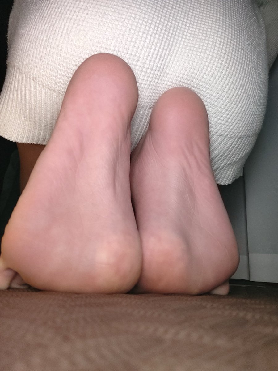 K416995's tweet photo. 快放假噜 又可以爽完小狗啦 #S #裸足 #男孩子 #白袜粗口 https://t.co/UBofmWXxO2