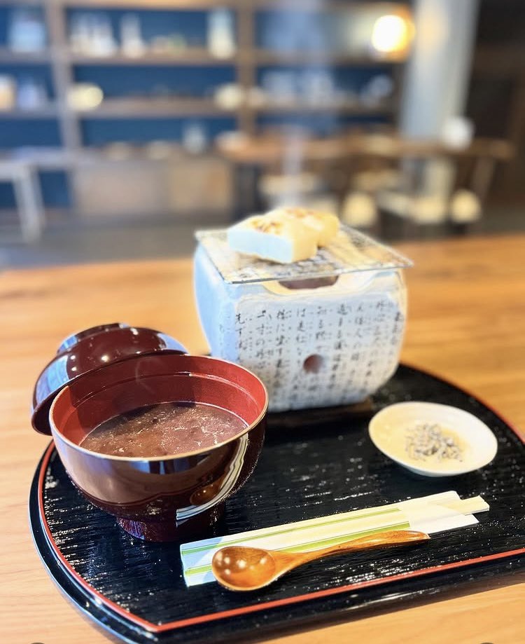#甘味茶房さのまち庵　「ぜんざい」ができました！最後の焼き目は自分でつける♪卓上でお餅を炙っていただき、熱々のお餅と食べていただけるおぜんざいです。
お餅が２つ付いているので
食べ応えあり！お口直しの塩昆布も付いてます。ぜひご賞味下さい。
泉佐野市元町1-2
072-488-7167
#泉佐野市 #vrs