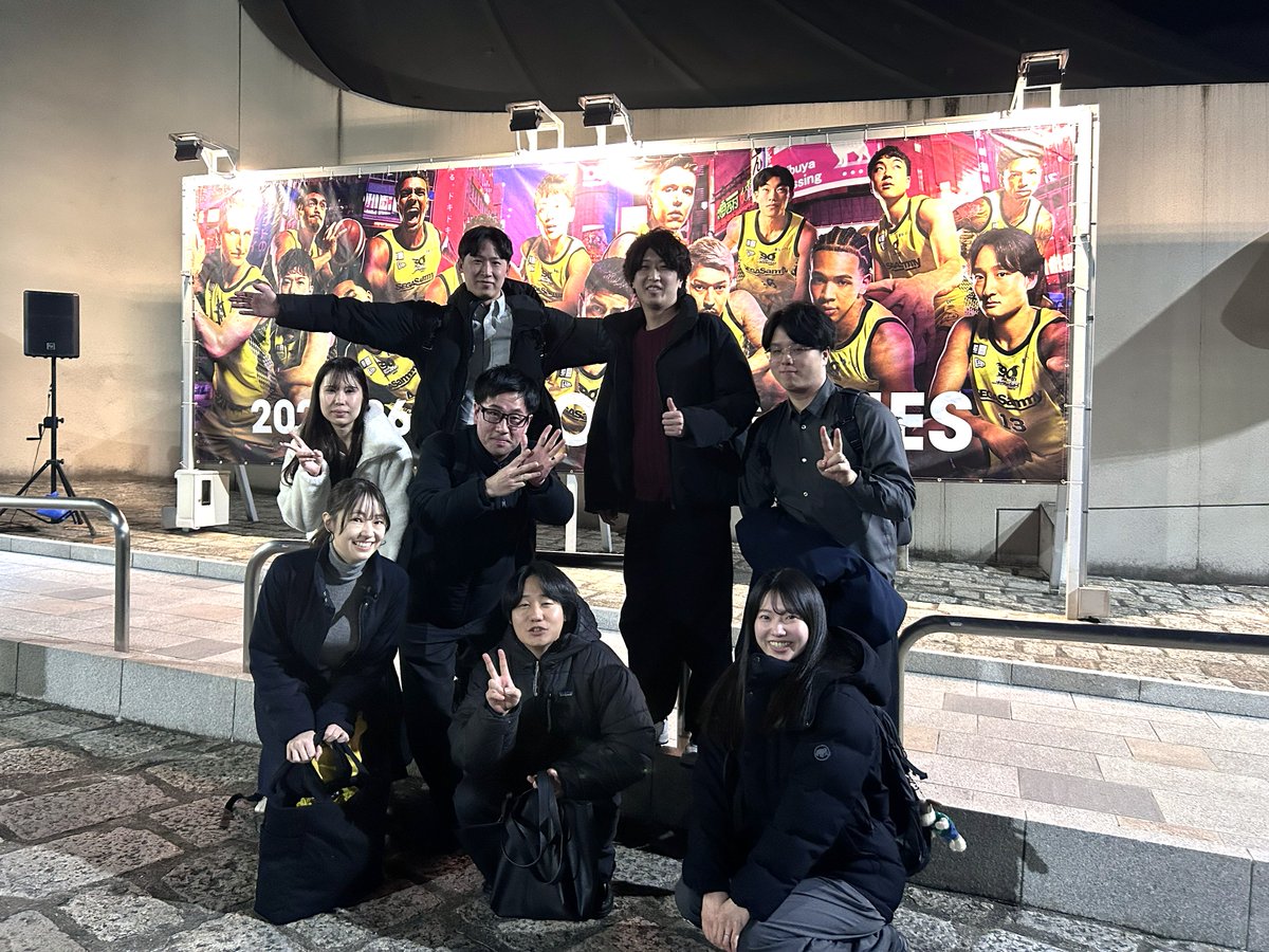 #渋谷のラジオ 「#渋谷のスタートアップ 」
毎週水曜18:30-放送中📻

先週は弊社がオフィシャルパートナーを務めている #サンロッカーズ渋谷 の試合観戦のため収録でした🎤

茨城ロボッツとの試合は77対66でサンロッカーズの勝利🏀熱い試合をありがとうございました🔥

今週は生放送お聴きください♪