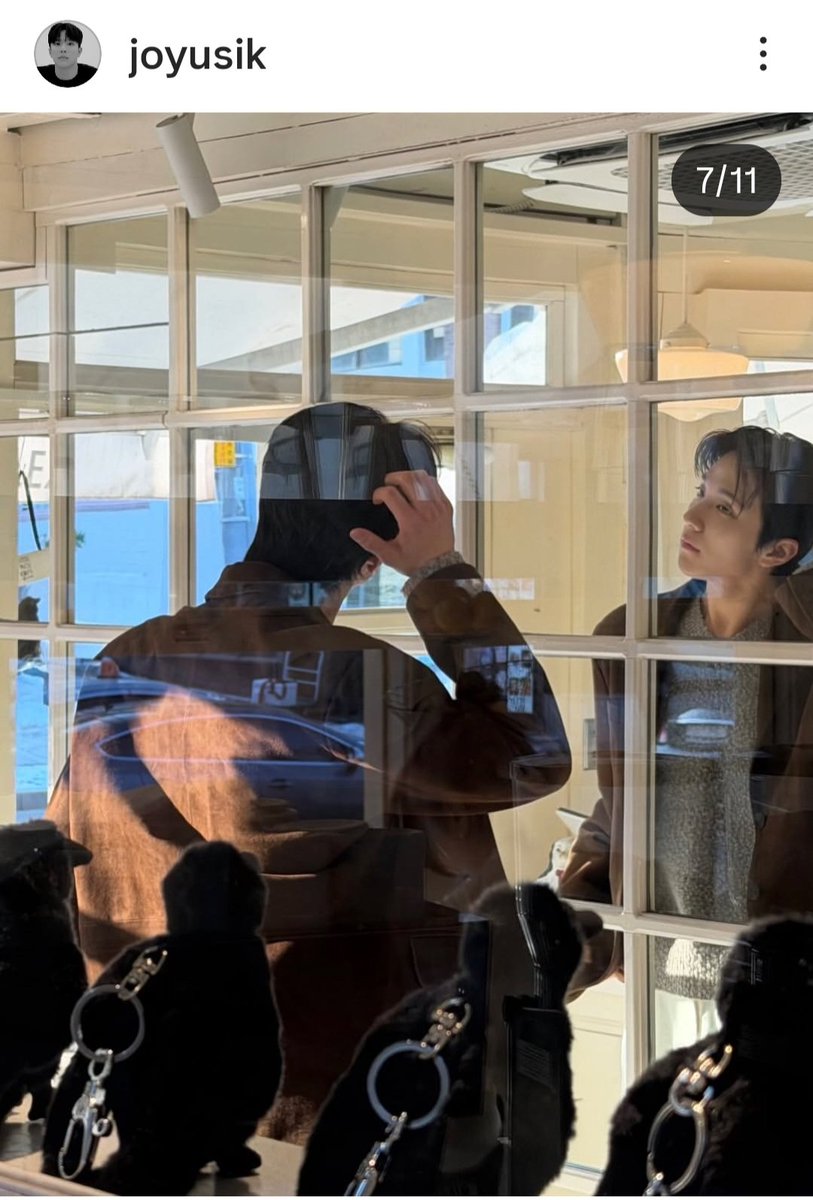 FAme1688's tweet photo. Is that a common windows design in South Korea? With that spesific design Light at the top corner? 
If yes, then ok.. dont mind me and my aftermath #Transitloves4 ✌️..just wish me get well soon 😆 https://t.co/mQ1ZLkDYgi