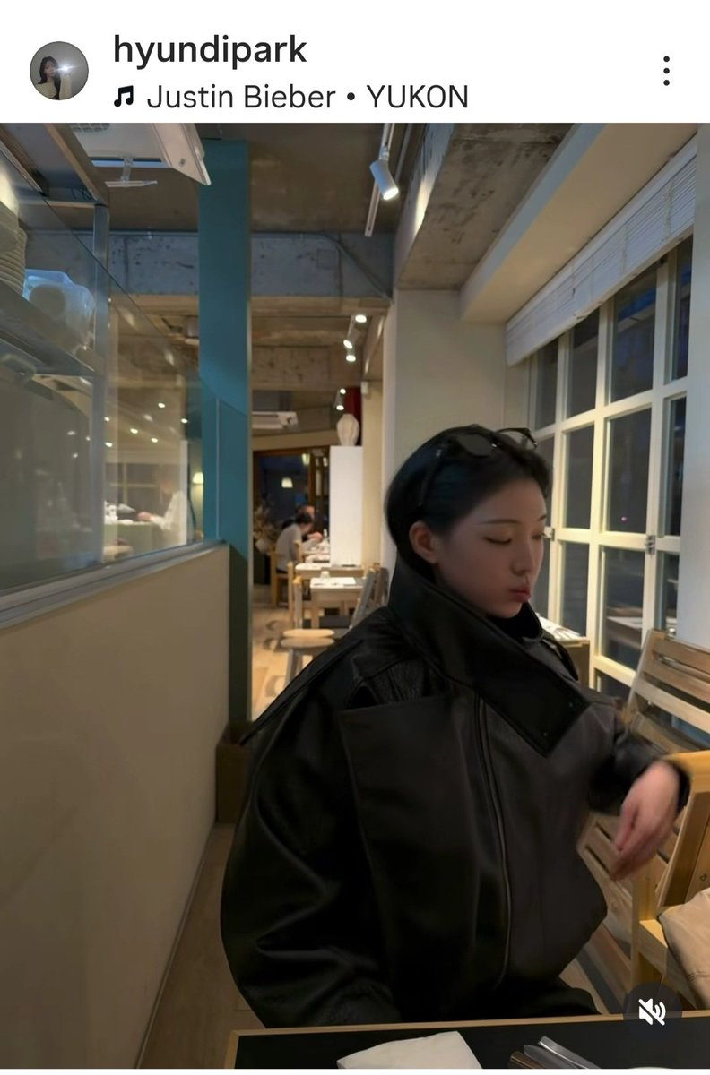 FAme1688's tweet photo. Is that a common windows design in South Korea? With that spesific design Light at the top corner? 
If yes, then ok.. dont mind me and my aftermath #Transitloves4 ✌️..just wish me get well soon 😆 https://t.co/mQ1ZLkDYgi