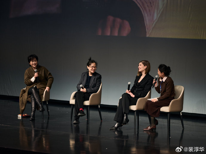 shanghaidaily's tweet photo. British actress #Rosamund Pike posted on Weibo stating that on Monday evening, she attended a special screening of "INTER ALIA" at the West Bund Art & Theater in #Shanghai, where she had a sincere and in-depth exchange with the audience. https://t.co/VL8L5yzcT7
