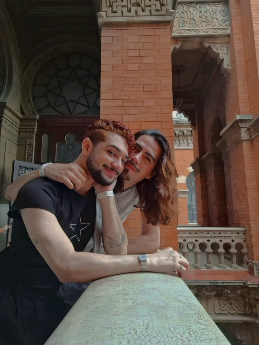 Parar de falar de BBB pra dizer que hoje fazem 10 meses que escolhi o homenzinho da minha vida! Meu amor, e melhor amigo! 🩷 Enalteçam meu divo querido! 💛