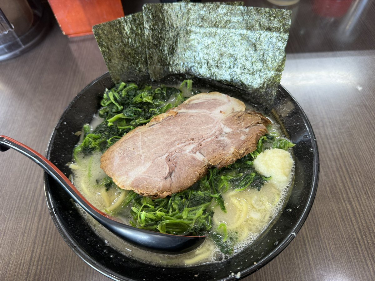 omiya_0150's tweet photo. 「源絆家」さんへ。
野菜盛りラーメンを狙っていたら、何やら販売中止？終了？のようで、
ほうれん草マシにしました。
美味しゅうございました(^^)
ごちそうさまでした😋🙏 https://t.co/UeqY7xENov