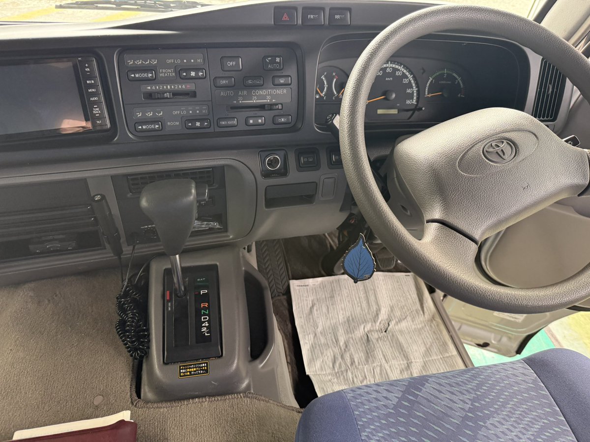 teammho's tweet photo. 爺　車検な！代車貸してくれや

僕　はい

爺　ギヤしか乗れねぇからな（マニュアルのこと）

若者　車検お願いしたくて代車も借りられますか？

僕　はい

若者　AT限定なので、オートマでお願いします

僕　はい

僕　Aさん車検です！代車なんでもいいですか？

A氷河期世代　あいよ！マニュアルでもオートマでも軽トラでもなんでも貸してくれればいいよ

氷河期世代、たくましく助かる