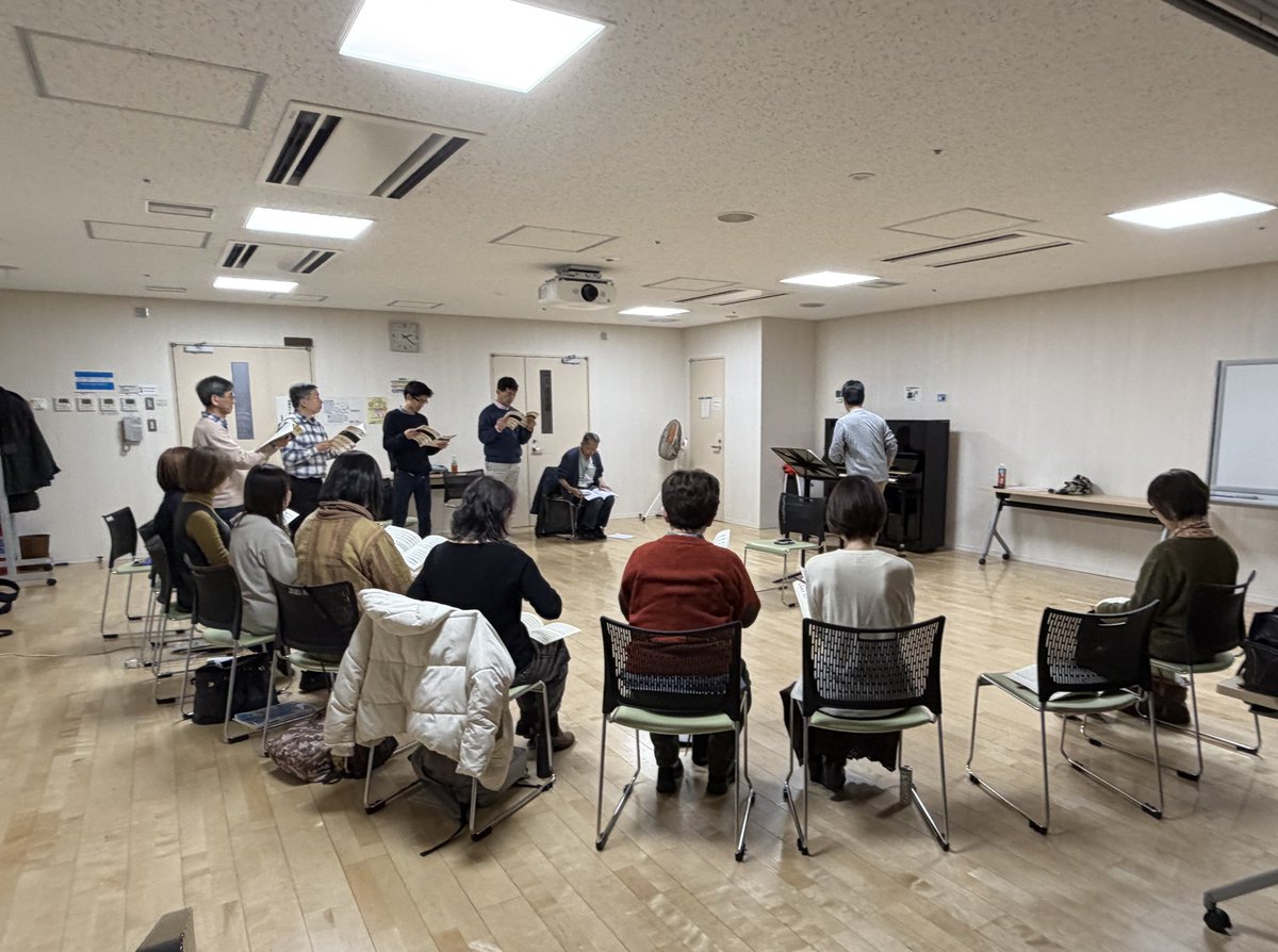 chormacademia's tweet photo. 5/24(日)14時開演 豊洲シビックセンターホールにて初の単独演奏会を開催します

ただいま演奏会に向けて練習中
こちらは今週2/1の練習風景です
この日は男声６名女声９名とマカデミアでは珍しく、女声の方が多い練習となりました

演奏会のフライヤーは近日公開予定
乞うご期待✨ https://t.co/K7BlW98bol