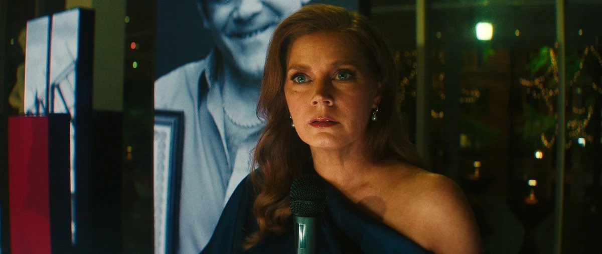 AmyAdamsSP's tweet photo. Primera imagen de #CapeFear, la nueva miniserie de Apple TV que se estrenará el 5 de junio.

“Se avecina una tormenta para la pareja de abogados Anna (Amy Adams) y Tom Bowden cuando Max Cady, un notorio asesino al que ayudaron a poner tras las rejas, es liberado de prisión. https://t.co/6zz7L6CWgI