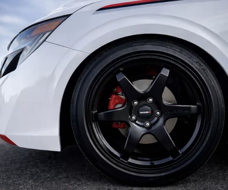 NEWCARinjapan's tweet photo. 日産セントラ SE RSが発売

アリゾナ州のピナクル日産が開発
ピナクル日産のみで販売
500万円〜
NISMO LM-RS6 18インチホイール
NISMOキャットバックエキゾースト
調整可能コイルオーバーサス
専用フロントフェイス
Katzkinブラック/レッドレザー
SE RSヘッドレスト https://t.co/N1DO2GvgFY