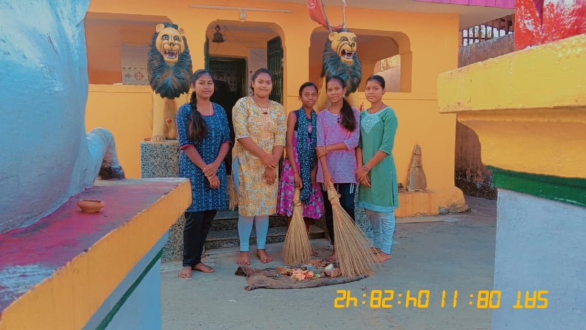 ସଫେଇ କାର୍ଯ୍ୟକ୍ରମ - ୨
ତାରିଖ: ୮ ନଭେମ୍ବର ୨୦୨୫ (ଶନିବାର)
ମୁଣ୍ଢରକ୍ଷେତ ଗ୍ରାମର ଛାତ୍ରୀମାନେ ଗ୍ରାମ ଶିବ ମନ୍ଦିର ପରିସର ସଫା କରୁଛନ୍ତି ।