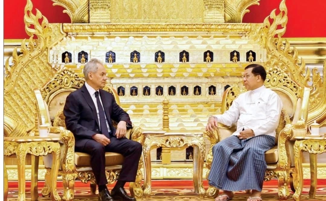 crystalkeyl's tweet photo. သူ ပြန်ပေါ်လာပြီ
***************

ယခု အခါ ရုရှား လုံခြုံ‌ ရေး ကောင်စီ အကြီးအကဲ ဆာဂေး ရွှိုင်ဂူ နှင့် မင်းအောင်လှိုင် တို့ လက်ဆွဲ နှုတ်ဆက်နေကြပုံ နှင့် အတူ ရုရှား နှင့် စစ်ရေး ပူးပေါင်းဆောင်ရွက် ရေး ငါးနှစ် သဘောတူညီချက် လက်မှတ်ရေး ထိုး ကြောင်း သတင်း ထုတ်ပြန်လာခဲ့သည်။

မင်းအောင်လှိုင်သည် မကြုံစဖူး အောင်  ခုနှစ်ရက်တိတိ ပျောက်ဆုံး နေမှု နှင့် ဆာဂေး ရွှ်ိုင်ဂူ သည် ၎င်း ကာကွယ်ရေး ဝန်ကြီး ဖြစ်စဉ်  ၂၀၁၃, ၂၀၁၈ နှင့် ၂၀၂၂ ဇန်နဝါရီ ၂၁-၂၂ ၊ ၂၀၂၄ ‌နိုဝင်ဘာ အပါအဝင် လေးကြိမ်တိုင် လာရောက်ခဲ့ဖူးသည် သုံးသပ်ကြည့်မည် ဆိုက အဆိုပါ မြန်မာ အလင်း သတင်းစာပါ ဓါတ်ပုံ ကို မယုံတဝက် ယုံတဝက် ဖြစ်နေပြီး စောင့်ကြည်နေ ကြ လိမ့်မည်သာ ဖြစ်သည်။

အကယ်၍ ထိုဓါတ်ပုံသည်သာ doctored photo မဟုတ်ဘဲ အမှန် ဖြစ်သည် ဆိုက မင်းဖြစ်အံ့ဆဲဆဲ အခါသမာယ ဆိုကာ ယတြာချေခြင်းသာ ဖြစ်မည်ကား သေချာနေပေသည်။

ပြဿနာက ထိုသို့ ယတြာ အစီ အမံ များ နှင့် အုပ်ချုပ်နေသူ များကို ရုရှားက ယုံယုံကြည်ကြည် နှင့် စစ်ရေး ရော သံတမန်ရေးအရပါ ကူညီမည်ဟု လုပ်လာခြင်းကလည်း အံ့ဩစရာ ပင် ဖြစ်သည်။

ရွိုင်ဂူ က ရုရှား သတင်းဌာန Tass  နှင့် အင်တာဗျူးတွင် အနောက်အုပ်စုမှ မြန်မာ ခေါင်း ဆောင်ပိုင်းကို ပြောင်းပြစ်ရန် ရည်ရွယ်နေပြီး စစ်ရေး နည်းပြများ စေလွှတ်နေသည်ဟု စွပ်စွဲ သွားခဲ့သည်၊ ဤသည်က အခြေအမြစ် မရှိ ပြောဆိုခြင်းလော၊ သို့မဟုတ်က ၎င်းတို့၏ ထောက်လှန်းရေး အစီရင်ခံစာများကို အခြေခံသည်လော ဆိုသည်ကား ဝေခွဲရ ခက်နေသည်။

၎င်းတို့က မြန်မာ ပြည်သူများ၏ အကျိုး အတွက် ဟု ကျယ်ကျယ်လောင်လောင် ဟစ်ကြွေး နေကြသော်လည်း တကယ်တမ်းတွင် တရုတ်၏ အိန္ဒိယ သမုဒ္ဒရာ ထွက်ပေါက်ကို ပိတ်ဆို့ ဟန့်တား နိုင်ရန် ဆိုသည့် မဟာဗျူဟာ ကို ကျင့်သုံးနေခြင်း ဖြစ်သည်ဟု ဆိုသည်။

အမေရိကန်သည် စစ်အုပ်စု၏ ရွေးကောက်ပွဲ ဆိုသည်အား တလုံးတပါဒ မျှ ဝေဖန် ရှုတ်ချခြင်း မရှိသည်မှာလည်း ထိုမဟာဗျူဟာ၏ တစိတ်တပိုင်း အဖြစ် ထည့်သွင်းထားပုံ ရသည်ဟု မိမိ ယူဆမိသည်၊ သို့သော် စစ်အုပ်စုသည် ရာသက်ပန် သမ္မတ ဖြစ်သည့် ရှီကျင့်ဖျင် အစား လေးနှစ်တကြိမ် ပြောင်းနေသော အမေရိကန် အစိုးရကို မည်သို့များ ယုံစား၍ ရပေမည်နည်း ဆိုသည့် အရေးက ရှိနေပေသည်။

ရွှိုင်ဂူ က စစ်အုပ်စု၏ ရွေးကောက်ပွဲ သည် "ပွင့်လင်း မြင်သာမှု ရှိပြီး ဖွဲ့စည်းပုံ မူ ဘောင်ထဲက လုပ်ခဲ့ခြင်း ဖြစ်သည်" ဟု ပြောဆိုကာ ပူတင်၏ ချီးကြူးဂုဏ်ပြုလွှာပင် ချီးမြှင့် သွားခဲ့ပြန်သည်။

ရပ်ကွက်ထဲက ကလေး တယောက်ပင် သိနားလည် နိုင်သည့် အကြောင်း ဖြစ်ပါလျက် မိမိတို့ မသိဘူး၊ မမြင်ဘူး၊ မကြားဘူး ဟု မျက်စိမှိတ်၊ နား ပိတ် ပြောဆိုနေကြသူများ ဖြစ်သည်။

အချုပ်အခြာ အာဏာပိုင် နိုင်ငံတခုကို ဟစ်တလာက ဩစတီယား၊ ချက်ကိုစလိုဗက်ကီယား ကို သိမ်းယူသလိုမျိုး လိမ်ညာ အကြောင်းပြ ကာ ဝင်ရောက် ကျူးကျော်ခဲ့ကြသူများ ပါးစပ်မှ ထိုသို့ စကားမျိုး ထွက်လာသည်မှာလည်း အဆန်းတကြယ်တော့ မဟုတ်ပေ။

ယခု အခါ စစ်အုပ်စုနှင့် ကြံ့ခိုင်ရေး အကြား အာဏာလွန်ဆွဲပွဲ ဖြစ်လာပုံရသည်။ ခင်ရီအား ရာထူးတနေရာ သတ်မှတ် ပေးပြီး ချွေးသိပ်နိုင်စေရန် ရည်ရွယ်ပုံရပြီး ပြည်ထောင်စုအတိုင်ပင်ခံကောင်စီ ဥပဒေကို ယနေ့ ပြဋ္ဌာန်းလိုက်ကြောင်း မင်းအောင်လှိုင် လက်မှတ်ရေးထိုး ထုတ်ပြန်လိုက်သည်။ ယင်းကောင်စီကို နိုင်ငံတော်သမ္မတက သင့်လျော်သည့်ပုဂ္ဂိုလ်များဖြင့် ဥက္ကဋ္ဌနှင့် အတွင်းရေးမှူးအပါအဝင် အဖွဲ့ဝင်ငါးဦးထက်မနည်း ပါဝင်ဖွဲ့စည်းရမည်ဟု ပါရှိပြီး ဥက္ကဋ္ဌနှင့် အတွင်းရေးမှူးတို့အား သမ္မတက ခန့်အပ်ပေးရမည်၊ လုပ်ငန်း တာဝန်များကိုလည်း သမ္မတ ကပင် သတ်မှတ်‌ ပေးရမည်ဟု ဆိုထားသည်။ လုပ်ငန်း ကိစ္စ အဝဝ ကို သမ္မတ ရုံးက စီစဉ် ဆောင်ရွက်ရမည်ဟု ပါရှိသည်။

ကြံ့ဖွတ် လွှတ်တော်ကိုလည်း မတ်လ တတိယ ပတ်တွင် ပြုလုပ်မည်ဟု ဆိုသည်။ မေးစရာ ရှိနေသည်က ထိုလွှတ်တော်ထဲသို့ စစ်တပ်မှ ၂၅ ရာနှုန်း  ထုတ်နှုတ် ထည့်ဖို့ အင်အားရှိပါမည်လော ဆိုသည်ပင် ဖြစ်သည်။

လက်ရှိတွင် နိုင်ငံတကာက ရွေးကောက်ပွဲ အလွန် အခြေအနေများကို သတိကြီးစွာဖြင့် စောင့်ကြည့်နေကြပြီ ဖြစ်သည်၊  တော်လှန်ရေး အင်အားစုများ ခြေကုန်လက်ပမ်း ကျလာနေပြီ ဖြစ်၍ ငြိမ်းချမ်းရေး ခြေလှမ်းစဖို့ စစ်အုပ်စု နှင့် ဆက်ဆံဖို့ အချိန်ကောင်းဟု အချို့က တွက်ဆကောင်း တွက်ဆလာနိုင်သည့် အနေအထား ရှိလာနေသည်ကို သတိထားရတော့မည် ဖြစ်သည်။ စစ်ရေး အနေအထားသည်လည်း ဆက်တိုက် ဆိုသလို ဖြစ်မလာဘဲ ရပ်လိုက်၊ နားလိုက်၊ တိုက်လိုက် နှင့် ဖြစ်နေသည်။

အာဆီယံ သည်လည်း မြန်မာ စစ်ဗိုလ်ချုပ် များသည် အာဏာကို ဆုပ်ကိုင်ထားဖို့ အကြမ်းဖက် သည်က လွဲ၍ ဘာမှ မလုပ်တတ်၊ မကိုင်တတ် ဖြစ်ကာ ၎င်းတို့ အာဏာ မြဲနေသည်ကို သဘောကျနေကြသော အင်အားကြီး နိုင်ငံများ ၏ ဩဇာခံ ဘဝ ရောက်လာနေသည့် အဖြစ်ကို ကြည့်ပြီး စိုးရိမ်တကြီး ဖြစ်လာနေသည်။
#WhatsHappeningInMyanmar 
#HlaSoeWai ✍️✍️