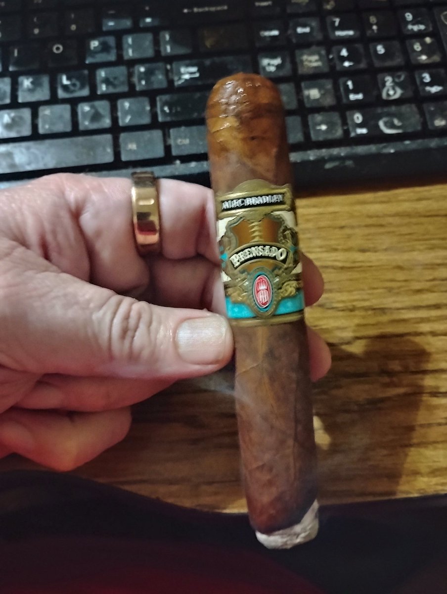 mobarbq's tweet photo. Alec Bradley Prensado Double Toro. #livetrue @alecbradley https://t.co/mQUcJ7iguS