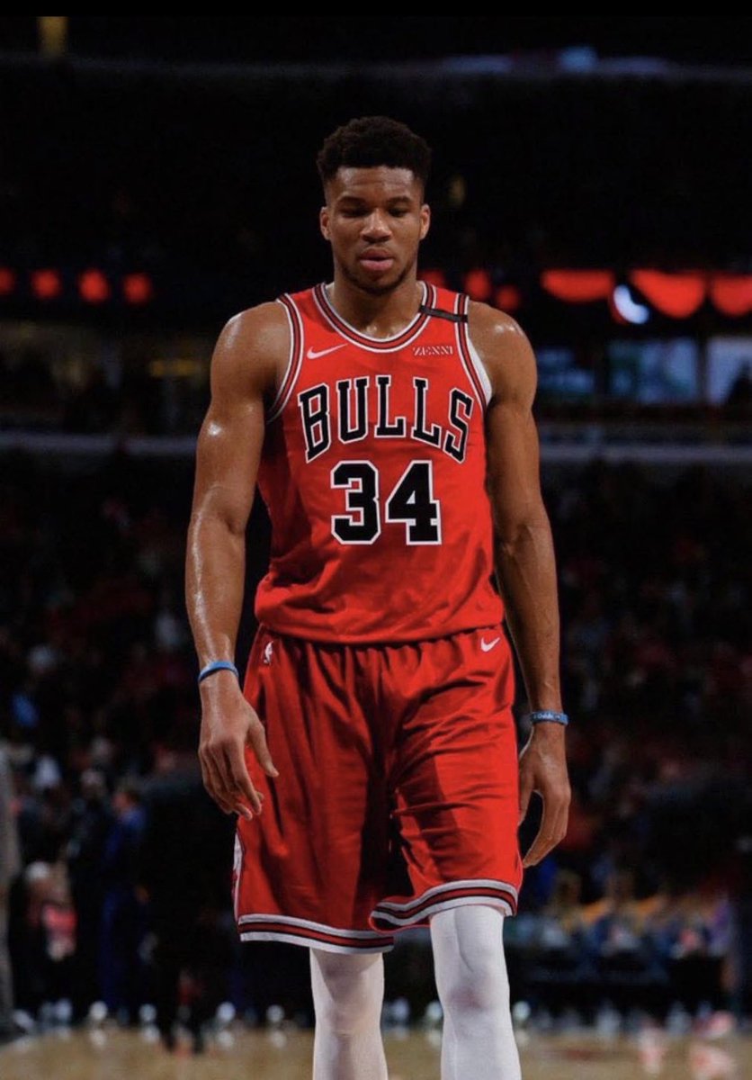 BREAKING 1:30 left in the Bulls vs Bucks game. 

SOURCES are saying that right as the clock hits 00:00 Shams will hit post breaking the news of Giannis being traded to the Bulls. 

NBA 🍿