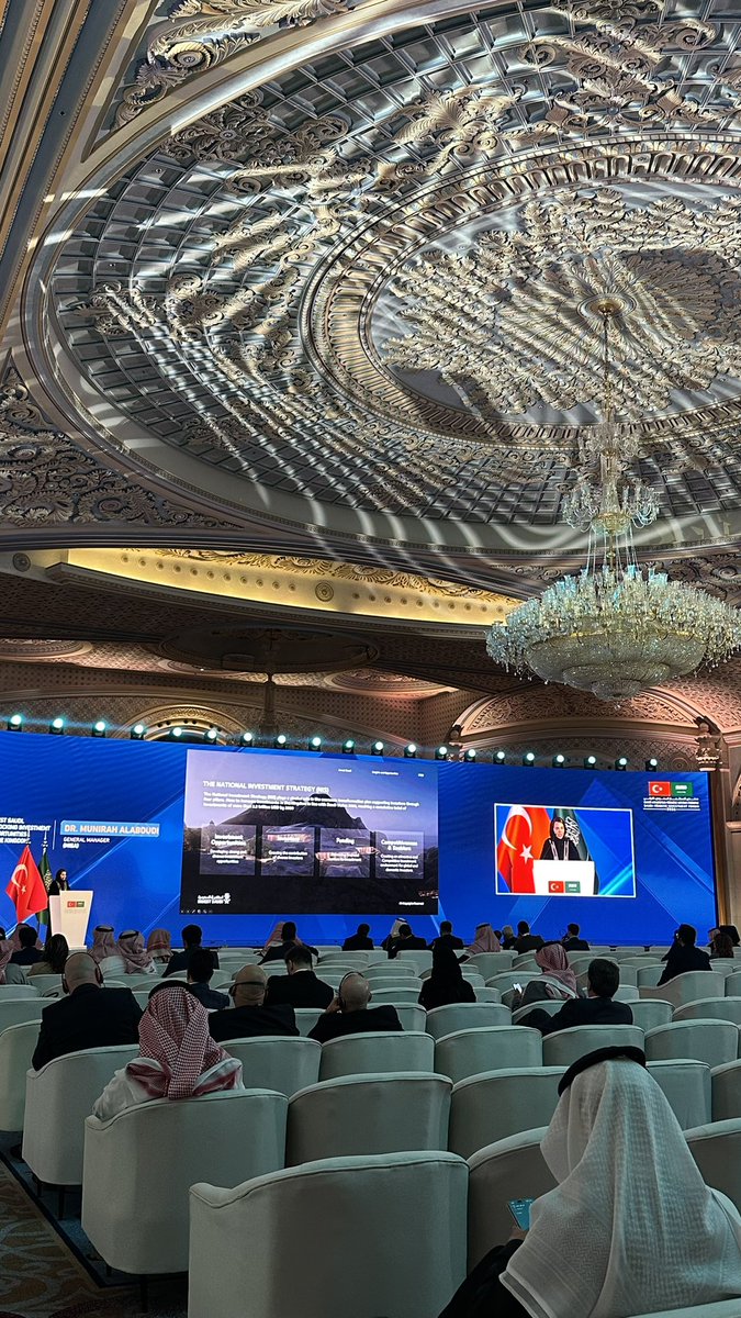 lujainksu's tweet photo. فخورة بمشاركتي في تنظيم منتدى الاستثمار السعودي - التركي، الذي جسّد متانة الشراكة الاقتصادية بين البلدين، وانتقالها نحو تحقيق أثر استثماري ملموس.

جمع المنتدى أكثر من +500 مشارك و200 شركة، وناقش فرص التكامل في قطاعات استراتيجية تشمل الطاقة، والتصنيع، والتعدين، والسياحة، في إطار يدعم مستهدفات رؤية السعودية 2030.

حيث توليت انا وفريقي مهمة تنظيم واستقبال الضيوف..

تجربة مهنية عززت خبرتي في إدارة الفعاليات الكبرى والتعامل مع الوفود رفيعة المستوى.

#منتدى_الاستثمار_السعودي_التركي
#وزارة_الاستثمار