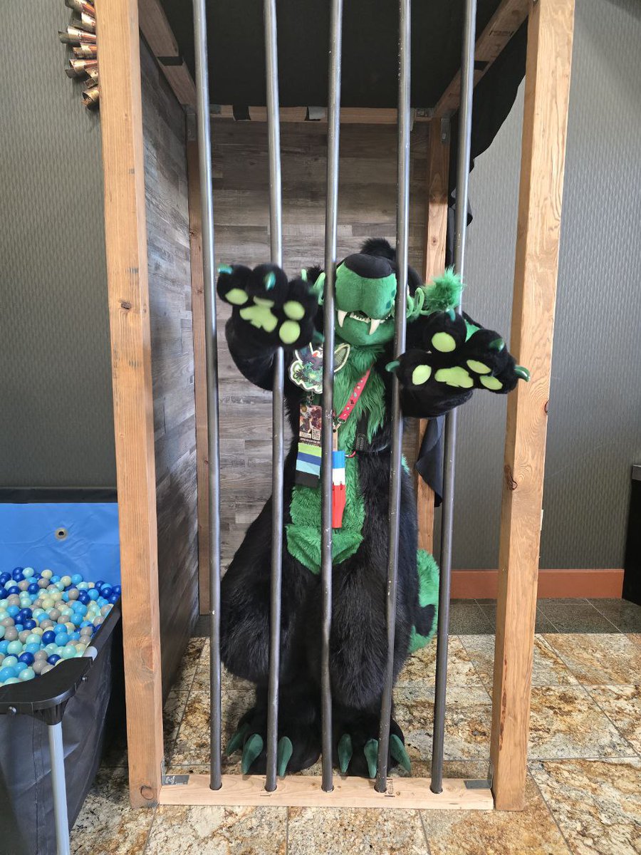 I is trapped ;w; pleas come help brake me out. 

🧵🪡 <a href="/MoreFurLess/">More Fur Less</a>
📍awu 2025
