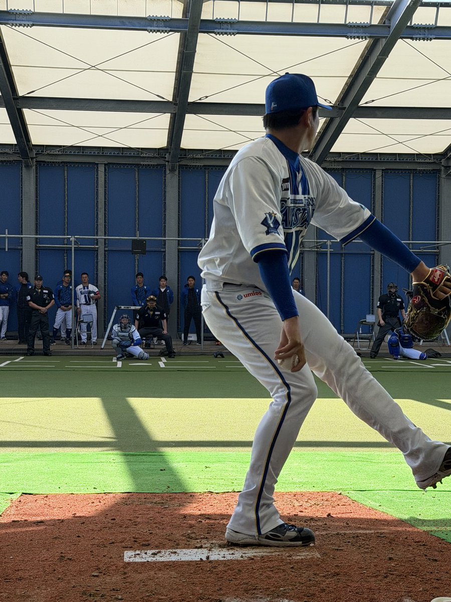 ydb_yokohama's tweet photo. #山﨑康晃 選手の投球をブルペンで受けるのは...👀

#春季キャンプ #宜野湾キャンプ
#baystars https://t.co/4POdDZESEq