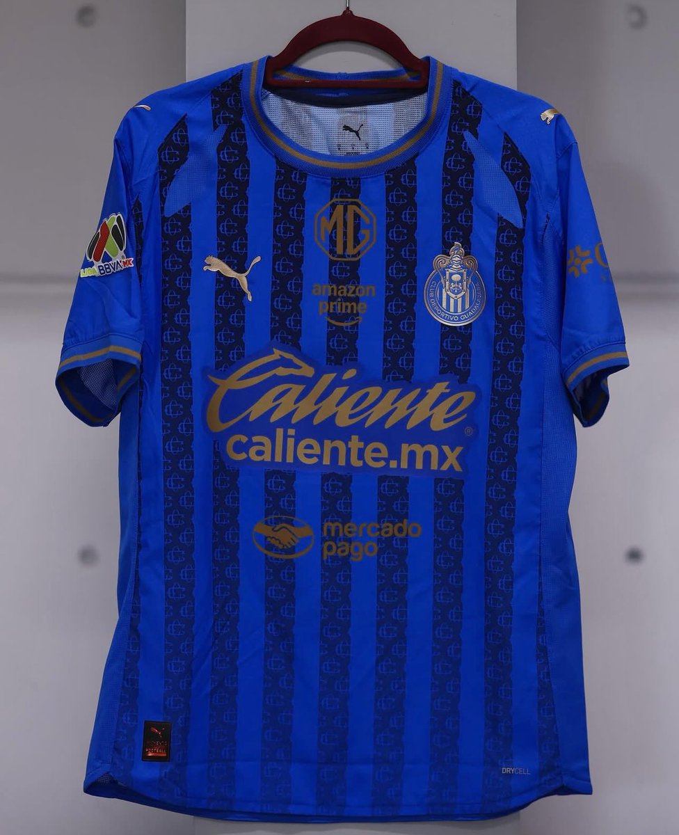 Para los que no entendieron... Chequen la imagen de como Puma y Chivas presentaron hace unos días en redes el jersey... Y la otra imagen es del jersey preparado para el juego en San Luis... Notan la diferencia en el Caliente?? Bueno, así vendrán los nuevos tirajes al parecer