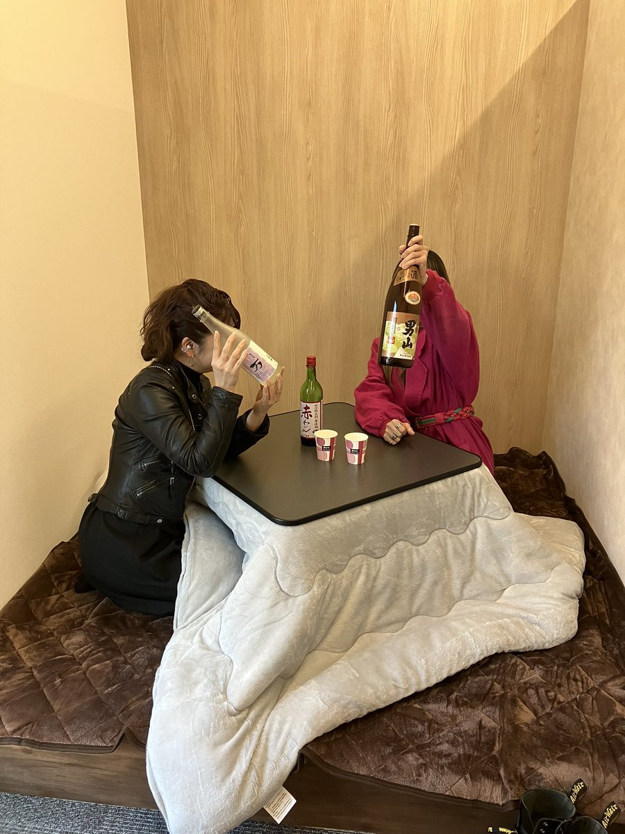 展示会開催中の東京支店ですが
コミュニケーションルームが完成しました！

その一角には畳の部屋があり
今の季節は写真のようにこたつを置いて
団らんできます🔥

#仕事終わりの一コマです
#就業時間内にお酒は飲みません
#日本酒とワインちゃんぽん