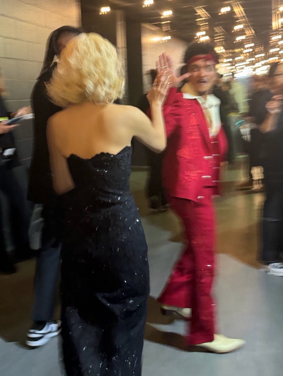roseannepics's tweet photo. rosé and bruno are literally the cutest duo https://t.co/Smm4Regbu8