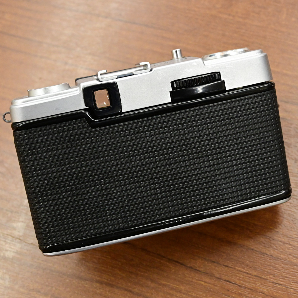 champcamera's tweet photo. OLYMPUS PEN EE-3(整備済み) ¥22,000- by 青葉台店
固定焦点・自動露出・電池不要、誰でもカンタンに扱えるPENシリーズ。
こちらの「PEN EE-3」は裏ブタがちょうつがい式になり開閉がしやすくなって、扱いやすくなりました。
こちらは安心の整備済み個体です。
#フィルムカメラ #青葉台 #PENEE3 #田園都市線
https://t.co/DvGBoIyi2I
