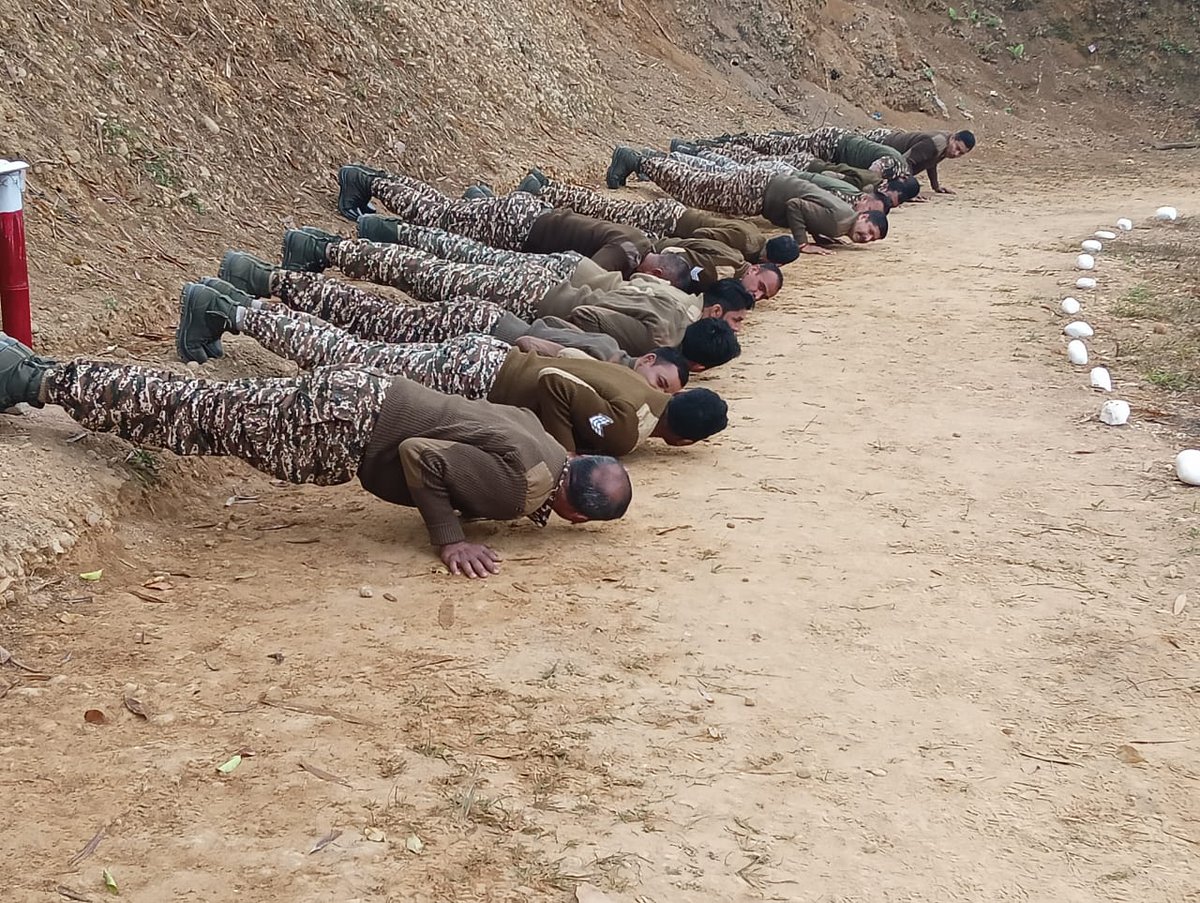 2Diphu's tweet photo. Winter mornings, Jawans of 20 Bn, CRPF, kick start their day with morning exercise ,Parade fueling up for a day of service & dedication! #CRPF #Jiribam #MorningMotivation #FitJawans #WinterWorkout https://t.co/QjOTxwXoAA