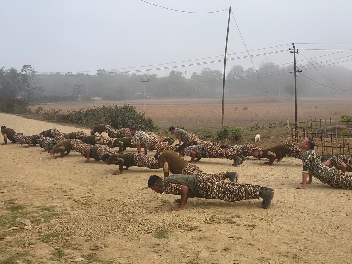 2Diphu's tweet photo. Winter mornings, Jawans of 20 Bn, CRPF, kick start their day with morning exercise ,Parade fueling up for a day of service & dedication! #CRPF #Jiribam #MorningMotivation #FitJawans #WinterWorkout https://t.co/QjOTxwXoAA