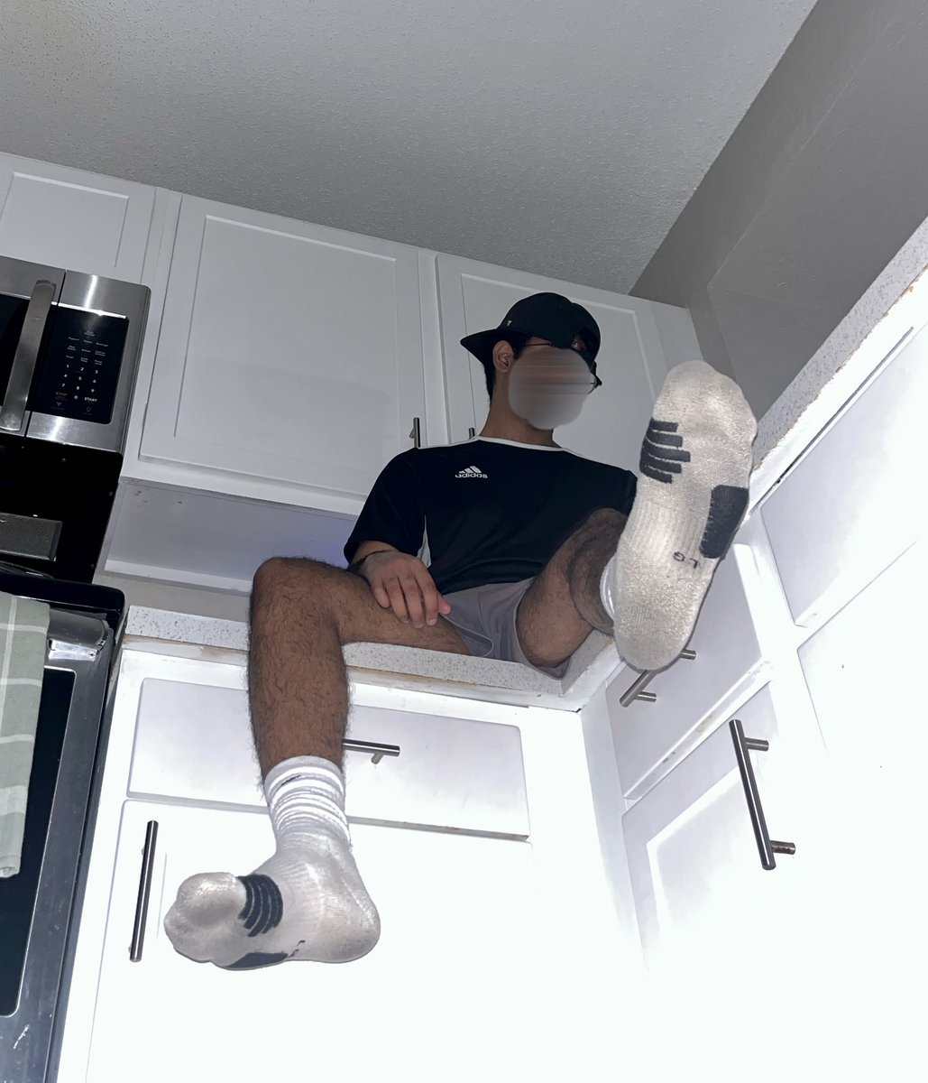 masternicksocks's tweet image. You’re weak and obsessed. Use your tongue to clean my gym socks👅